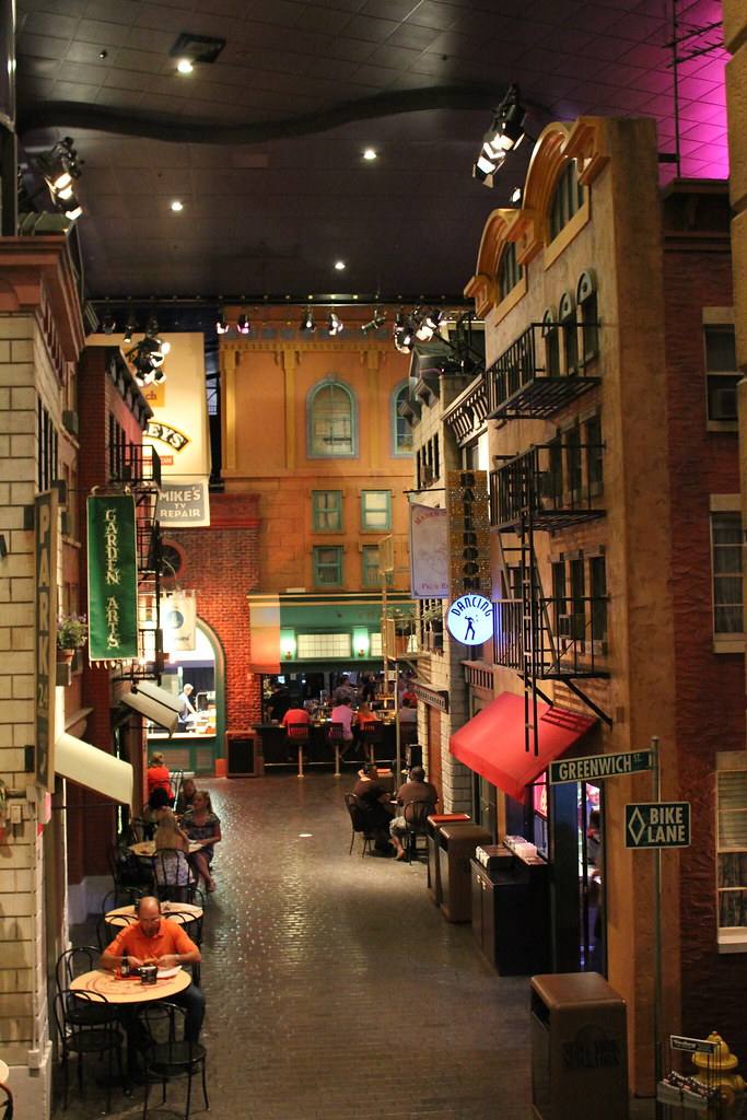 Interior kasino New York New York Las Vegas dengan lampu warna-warni
