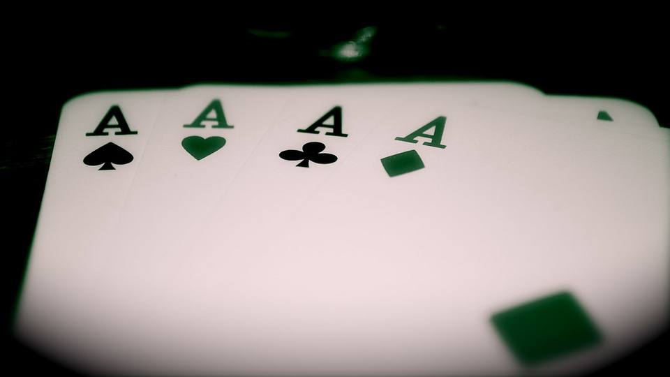 Empat kartu as di atas meja poker