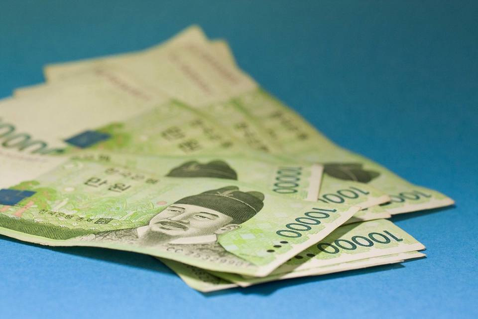 Uang kertas sebagai ilustrasi bonus deposit pulsa