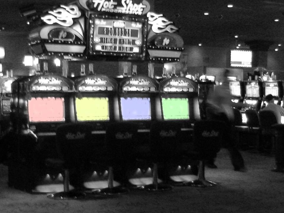Barisan mesin slot berlampu warna-warni