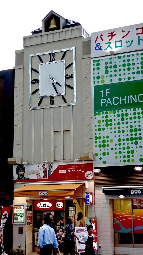 Deretan mesin pachinko dan slot di Yurakucho Tokyo